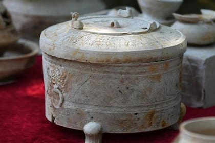 En las excavaciones se hallaron piezas de cerámica y porcelana, que incluyen vasijas, jarras y platos