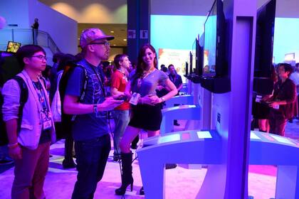 En las ferias las chicas suelen figurar sólo como promotoras, aún cuando las gamers femeninas son un segmento enorme de la industria