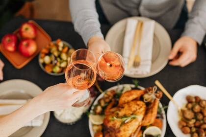 En las Fiestas de fin de año se está frente a una gran variedad de comida según la tradición (Foto Pexels)