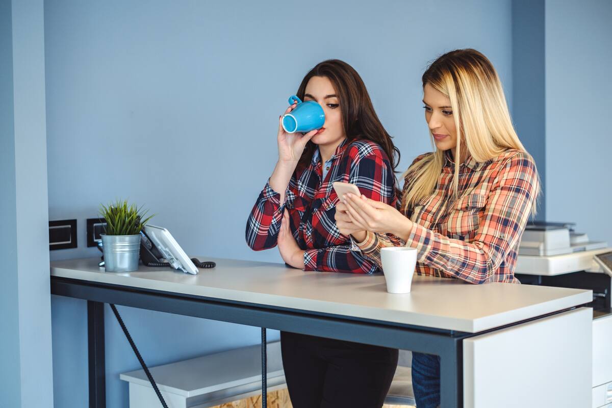 En las filas o el transporte público, los celulares de otros son ventanas que permiten espiar las vidas privadas de las personas