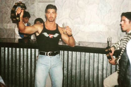 En las foto se lo puede ver a Ricardo Fort en un boliche