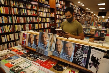 En las grandes cadenas, el libro del expresidente despertó interés
y se vende con reserva; librería El Ateneo de Florida 600
