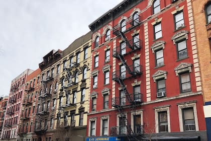 En las grandes ciudades como Nueva York, Los Ángeles y Miami, las personas requieren un salario de seis cifras para no agobiarse por el pago de vivienda