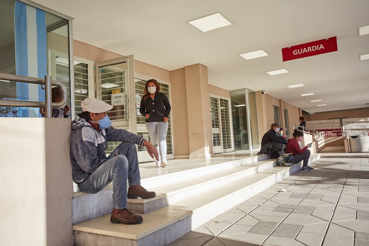 En las guardias de los hospitales también hay mendocinos esperando para ser testeados. La pandemia avanza con fuerza y crece la preocupación oficial.