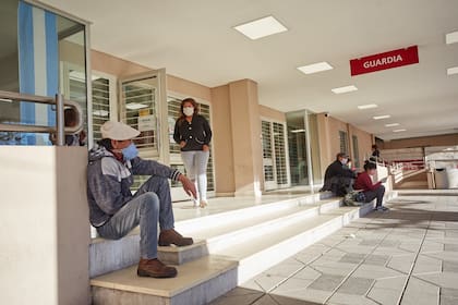 En las guardias de los hospitales también hay mendocinos esperando para ser testeados. La pandemia avanza con fuerza y crece la preocupación oficial.