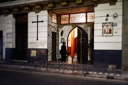 En las horas de misa, se abren las rejas y las puertas de la capilla lefevrista Nuestra Señora Mediadora de Todas las Gracias, ubicada en Venezuela 1320, en pleno microcentro porteño