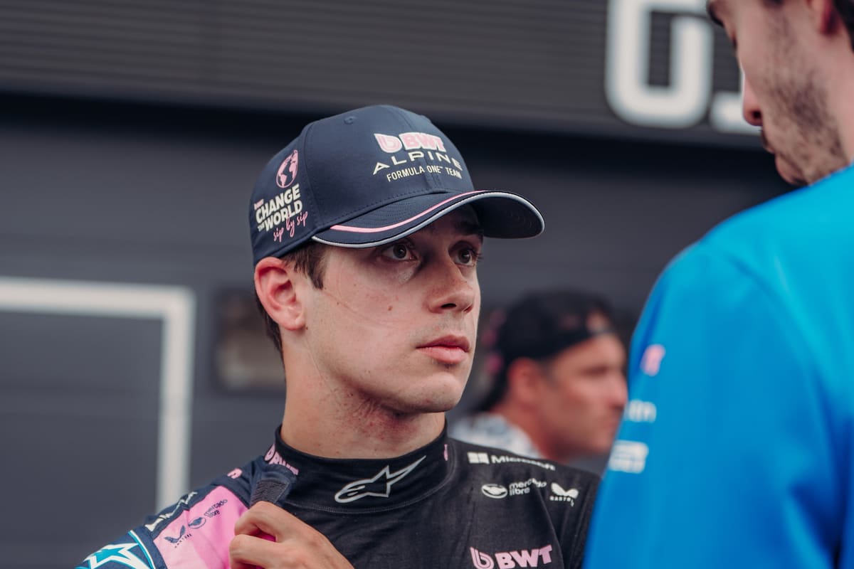 En las imáganes se ve a Franco Colapinto ingresando al paddock de Alpine