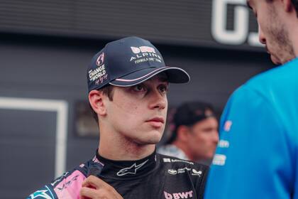 En las imáganes se ve a Franco Colapinto ingresando al paddock de Alpine