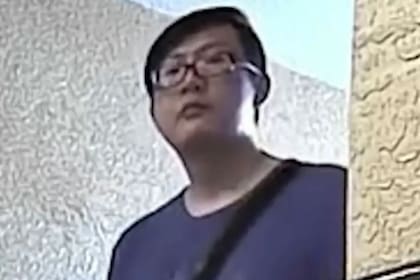 En las imágenes, captadas por una cámara de video oculta, se pudo ver al hombre colocar una sustancia en el piso a la altura de la puerta del departamento de su vecino