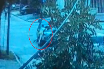 En las imágenes capturadas por cámaras de seguridad de la zona se puede ver cómo el conductor arrastra a una de las mujeres durante media cuadra.