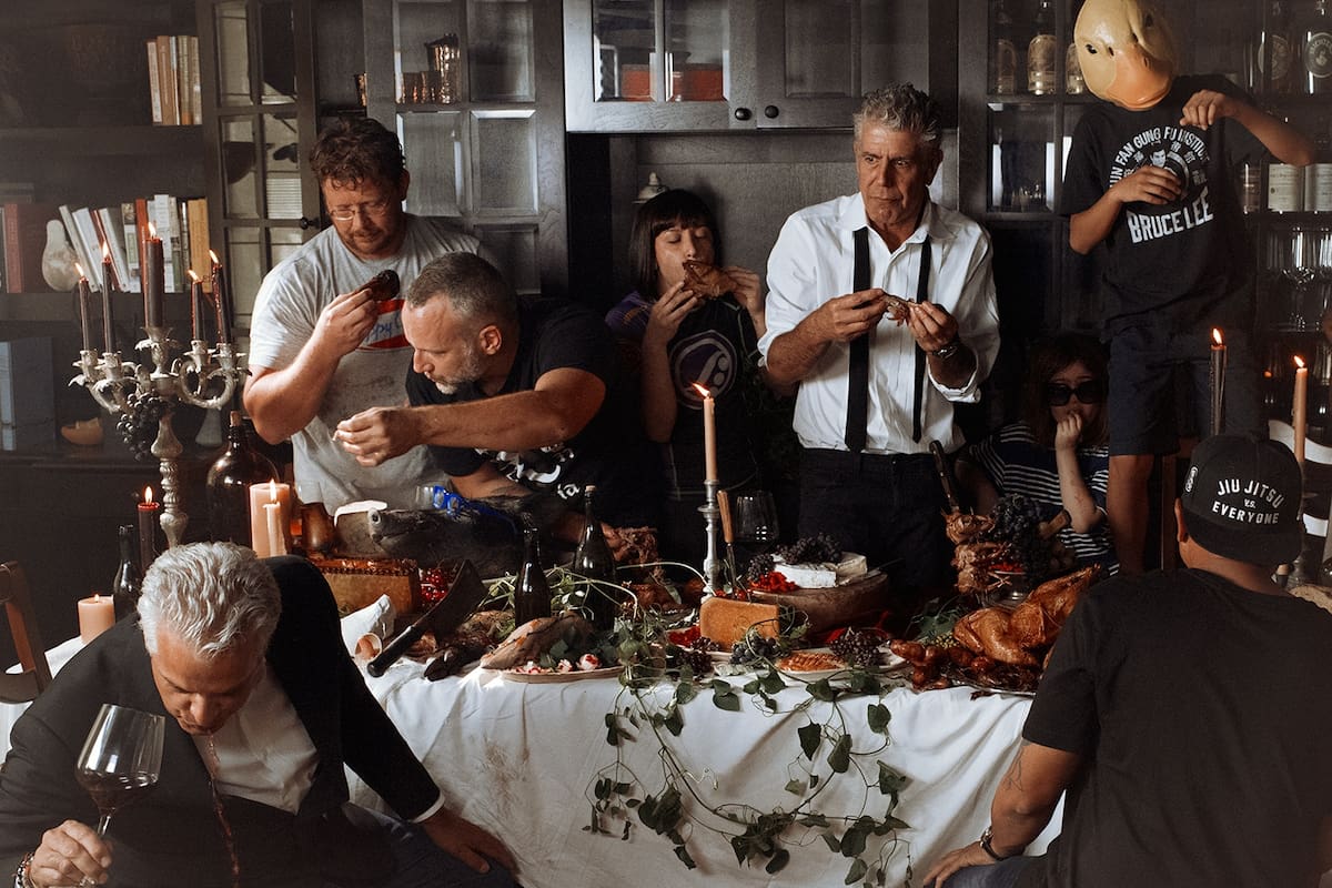 En las imágenes de su último libro, Bourdain aparece con sus amigos y su hija