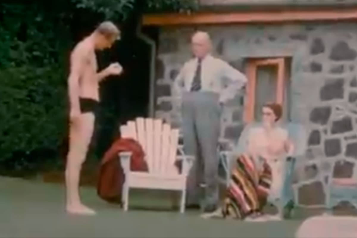 En las imágenes nunca antes difundidas de Isabel II también se puede ver al Duque de Edimburgo en un piscina jugando con un inflable