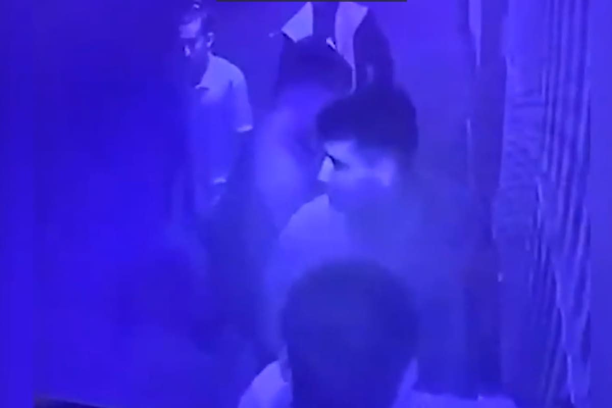 En las imágenes se los nota preocupados, conversando entre ellos luego de que se acercara la policía