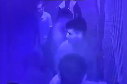 En las imágenes se los nota preocupados, conversando entre ellos luego de que se acercara la policía