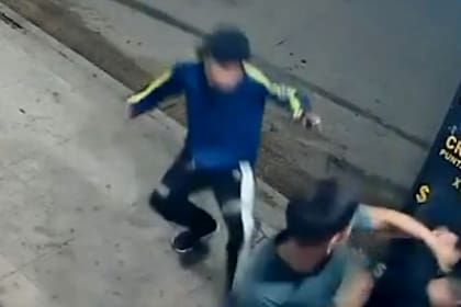 En las imágenes se observa el accionar, así como también el momento en el que la víctima se toca la herida y se da cuenta de que fue apuñalado