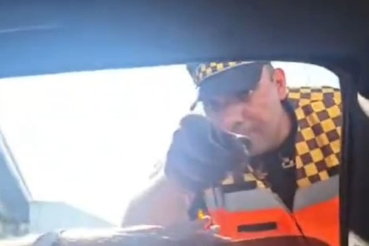 En las imágenes se observa el momento en que el agente pide abrir una puerta del vehículo y los ocupantes se niegan