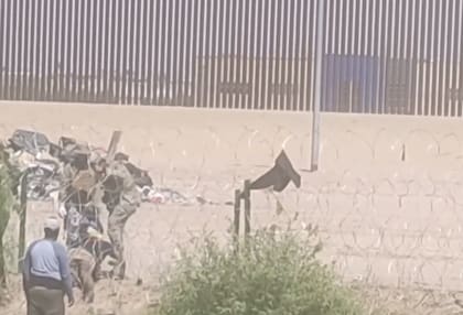 En las imágenes se puede ver al militar mientras increpa al migrante