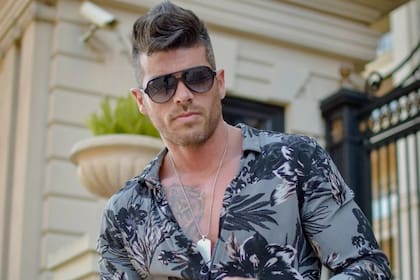 En las imágenes se puede ver como el exGran Hermano llega a los gritos con su hermano, una mujer y, al menos, otra persona que grabó la escen