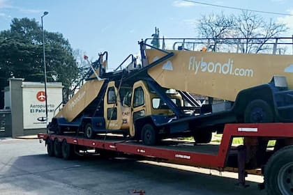 En las imágenes se ve que un camión transportando las escaleras de desembarque de la aerolínea Flybondi