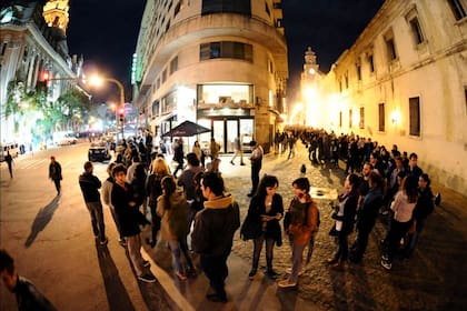 En las inmediaciones de la Legislatura porteña llegaron a formarse 15 cuadras de fila