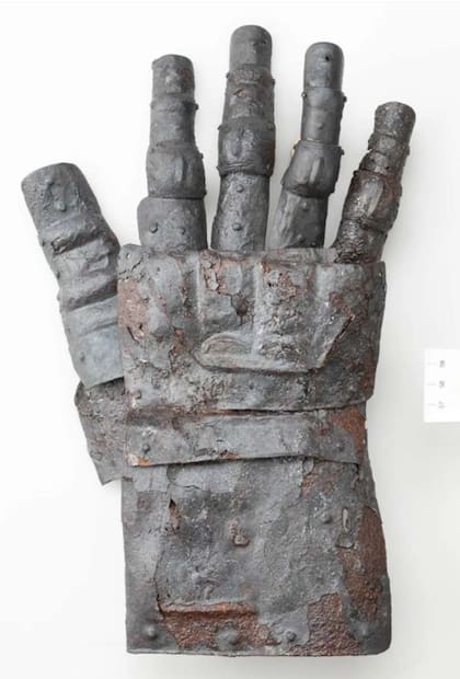 En las inmediaciones del castillo de Kyburg, al noreste de Suiza, se encontró un guante del siglo XIV en perfecto estado