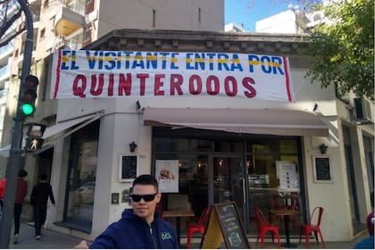 En las inmediaciones del Monumental, banderas con bromas alusivas a la final de Madrid