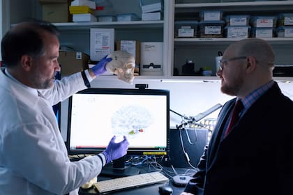 John Crary, neuropatólogo en la Escuela de Medicina Icahn de Mount Sinai en Nueva York, a la izquierda, con Frank Provenzano, ingeniero biomédico de neuroimágenes en la Universidad de Columbia