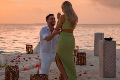 En las Islas Maldivas, el lateral hizo una romántica proposición de matrimonio a su pareja
