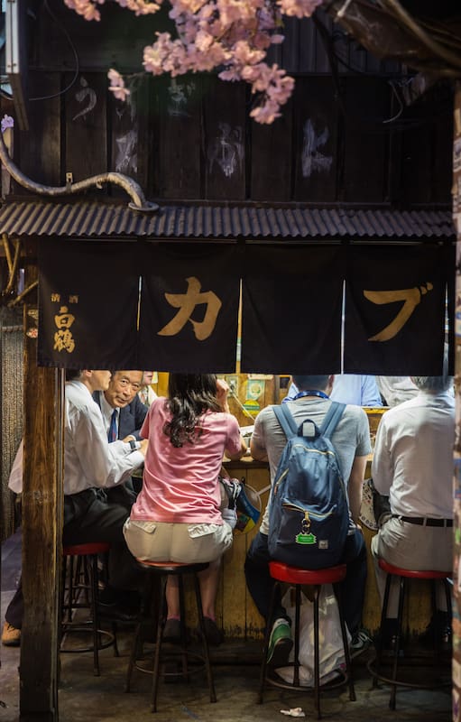 En las izakaya reina la informalidad: se come en la barra y los comensales socializan aunque no se conozcan.
