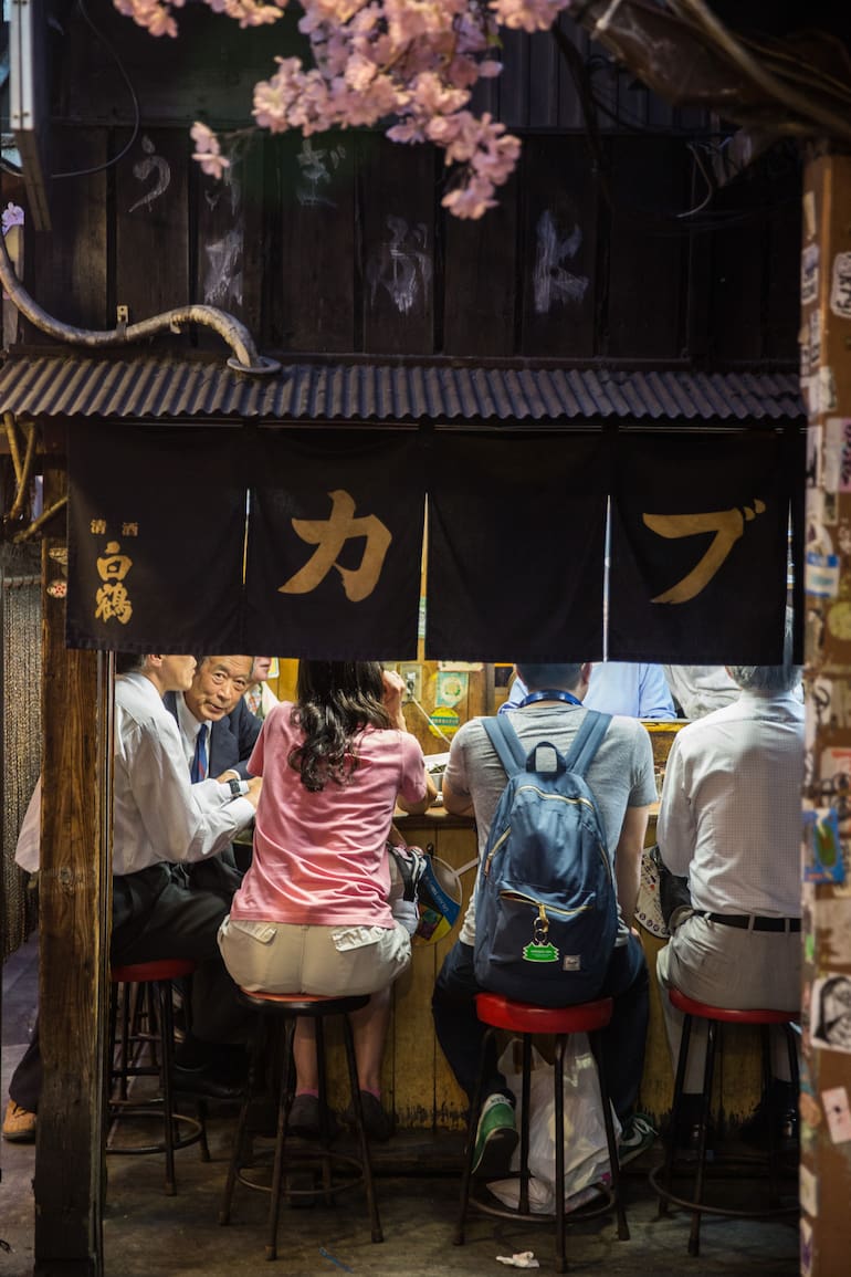 En las izakaya reina la informalidad: se come en la barra y los comensales socializan aunque no se conozcan.