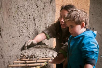 En las "mingas", toda la comunidad interviene en la construcción de un espacio