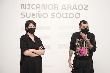 "En las obras y escenas de Aráoz, somos testigos de su preocupación por cómo el ser humano padece, habita y se relaciona con un mundo inestable y en tensión", sostiene la curadora, Lucrecia Palacios