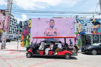 En las paredes de Wynwood se repite la imagen de Messi entre otros muros intervenidos por artistas de todo el mundo