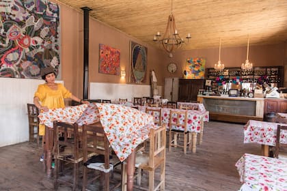 En las paredes del restaurante cuelgan pinturas del artista plástico Fernando Fernández, marido de Florencia. El ambiente y los sabores ofrecidos crean una experiencia multisensorial.