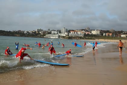 En las playas de Australia, cada Navidad los surfistas se montan a las olas vestidos de Papá Noel