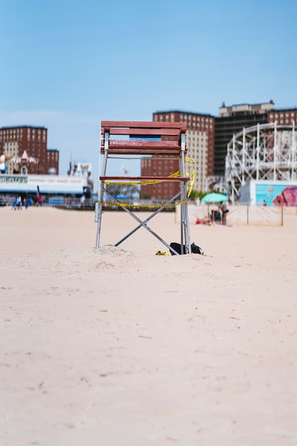 En las playas de Nueva York se permitirá nadar solo en los horarios de los socorristas