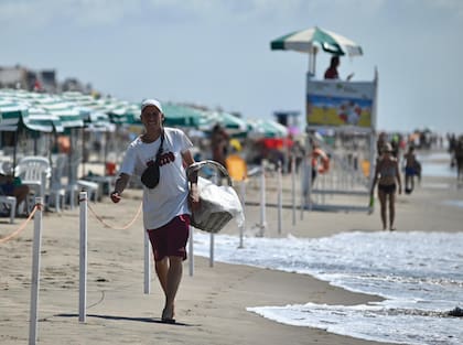 En las playas de Pinamar y Villa Gesell, la venta ambulante está regulada, pero hay más rivalidad entre aquellos que venden chipá, churros, choclos y panchos.
