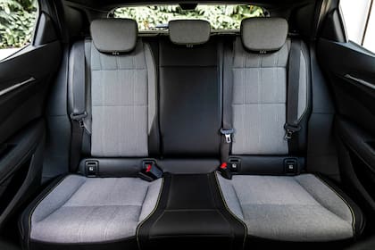 En las plazas traseras del Megane E-Tech pueden viajar tres adultos