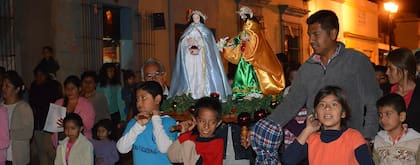 En las posadas mexicanas se recorren las calles mientras se cantan villancicos (iberopuebla.mx)