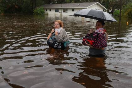 En las primeras horas del miércoles, el huracán Idalia ha causado severas inundaciones en las poblaciones costeras de Florida
