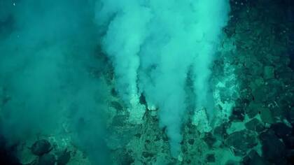 En las profundidades, el agua se filtra a través de grietas en la corteza terrestre, donde es calentada por el magma subterráneo