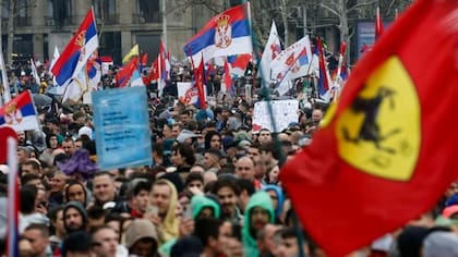 En las protestas en Serbia también se han visto diferentes diseños de banderas de FerrarI