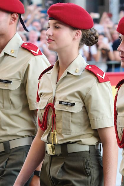 En las próximas semanas, Leonor continuará su formación en el Ejército del Aire y en la Armada. En un futuro, cuando sea reina, ostentará el mando supremo de las Fuerzas Armadas
