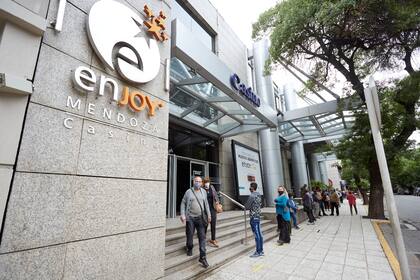En las puertas de las salas de juegos se observa cada vez más mendocinos que buscan probar suerte en las tragamonedas.