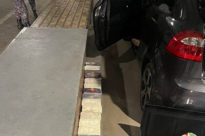 En las puertas del auto encontraron más de 42 kilos de cocaína