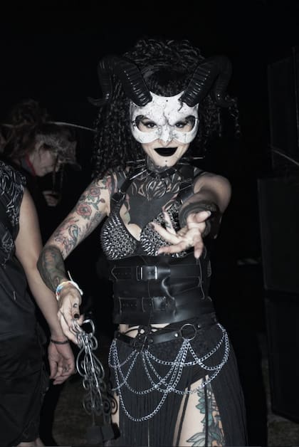 En las redes de la influencer dominaba el look gótico