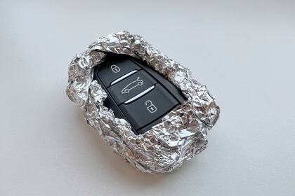 En las redes recomiendan envolver las llaves con aluminio para que las ondas electromagnéticas no sean captadas por delincuentes