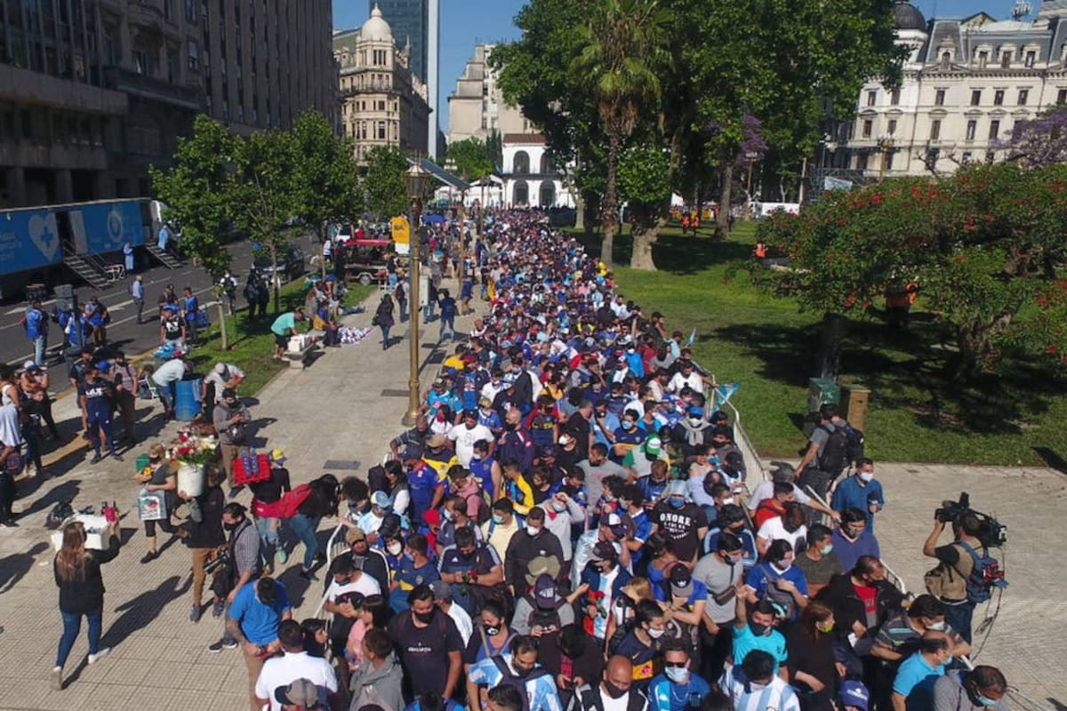 En las redes sociales, muchos usuarios expresaron su descontento por el hecho de que la gente pueda reunirse multitudinarioamente para despedir al Diez mientras que los estuiantes no pueden regresar a las clases presenciales