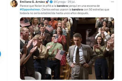 En las redes sociales, muchos usuarios señalaron el yerro en la bandera estadounidense, que en 1945, cuando transcurre la película Oppenheimer, tenía 48 estrellas, y no 50.