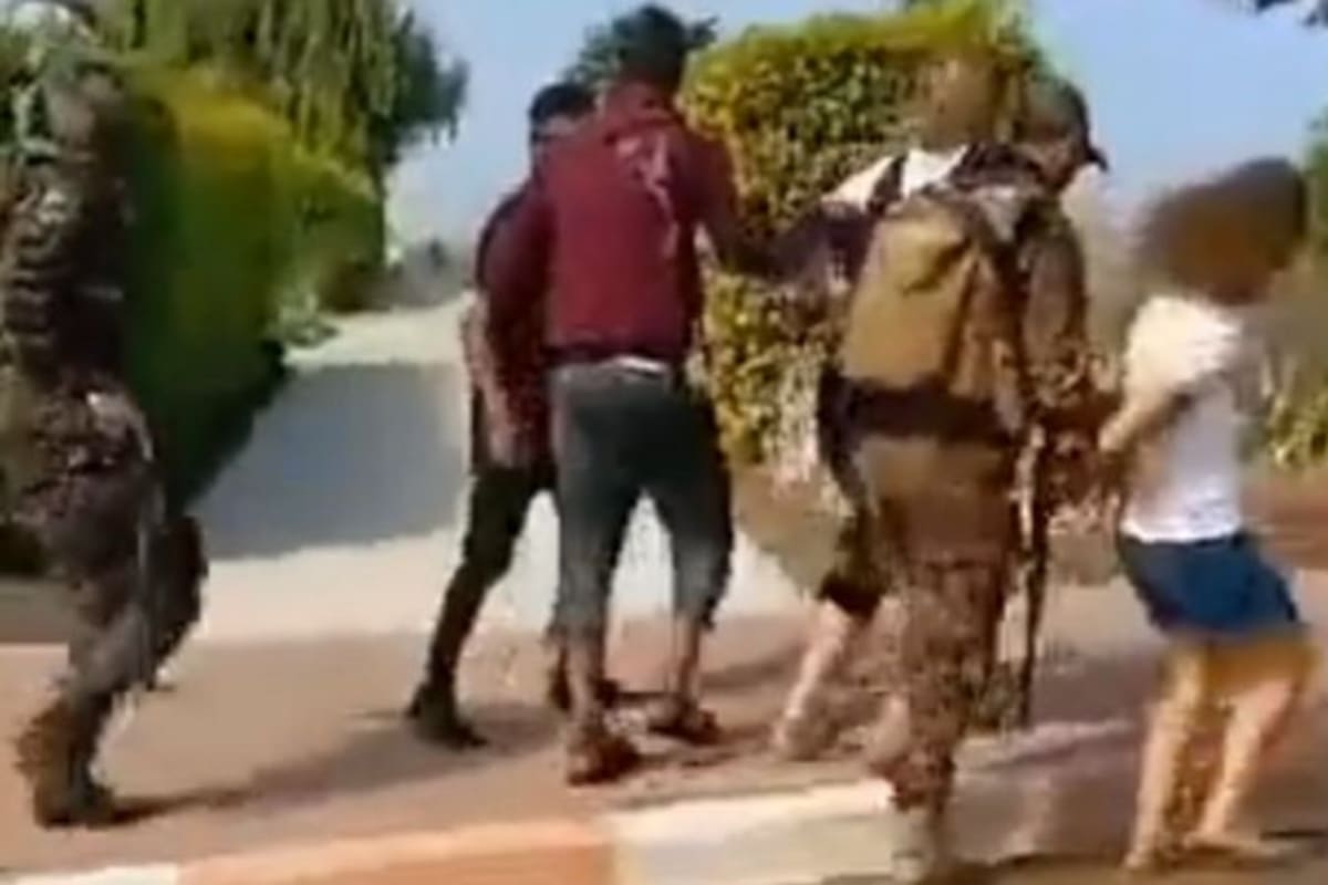 En las redes sociales se difundieron varios videos en los que supuestamente se toman rehenes. La BBC confirmó que este aparente secuestro tuvo lugar en Be'eri